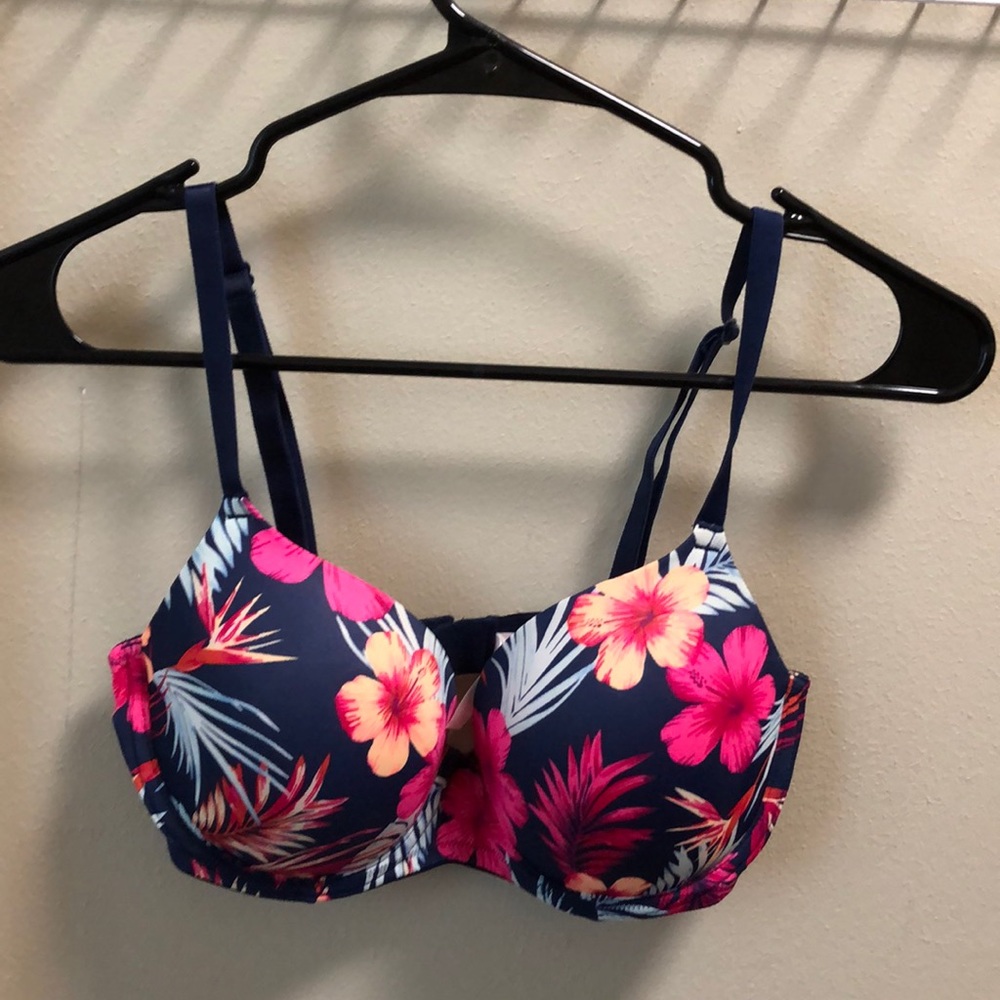 PINK VICTORIA SECRET BRA. Never worn.